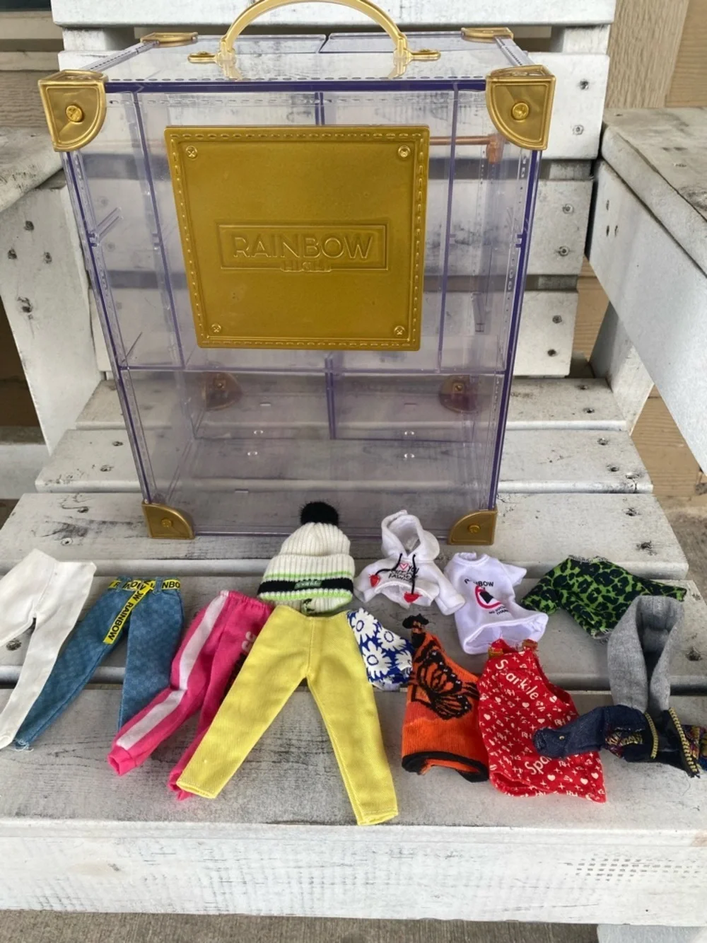Rainbow High Deluxe Fashion Closet Clear Gold Acrylic Trunk 12 Clothing Pieces